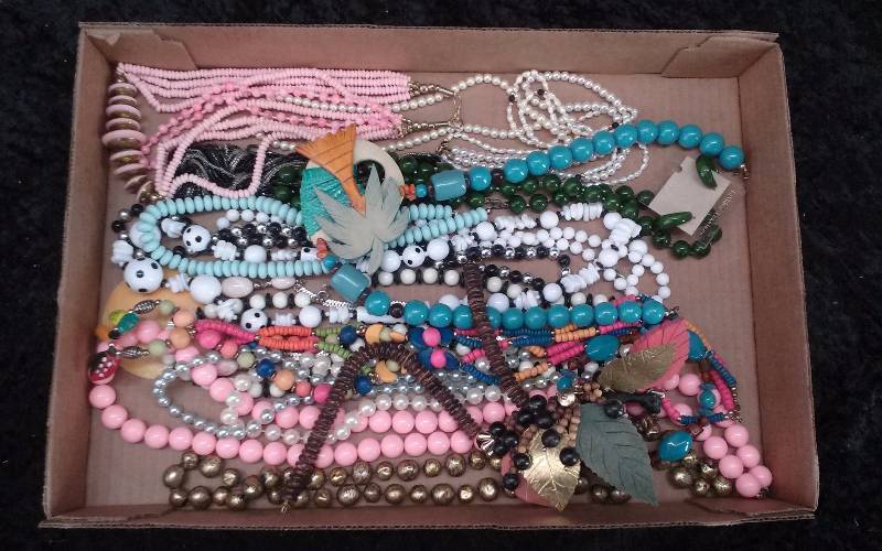 lot 25 image: Misc Jewelry