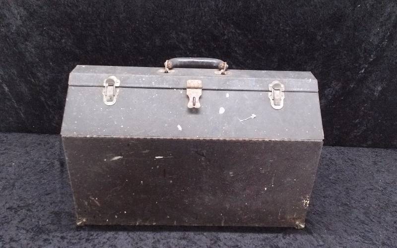 lot 30 image: Vintage SK Tools Metal CarpenterTool Box, 20x12x10