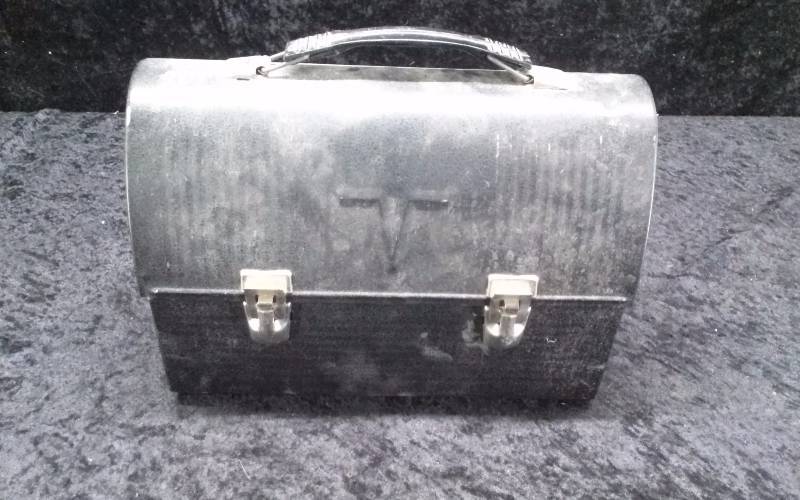 lot 31 image: Vintage Metal Lunchbox and Thermos