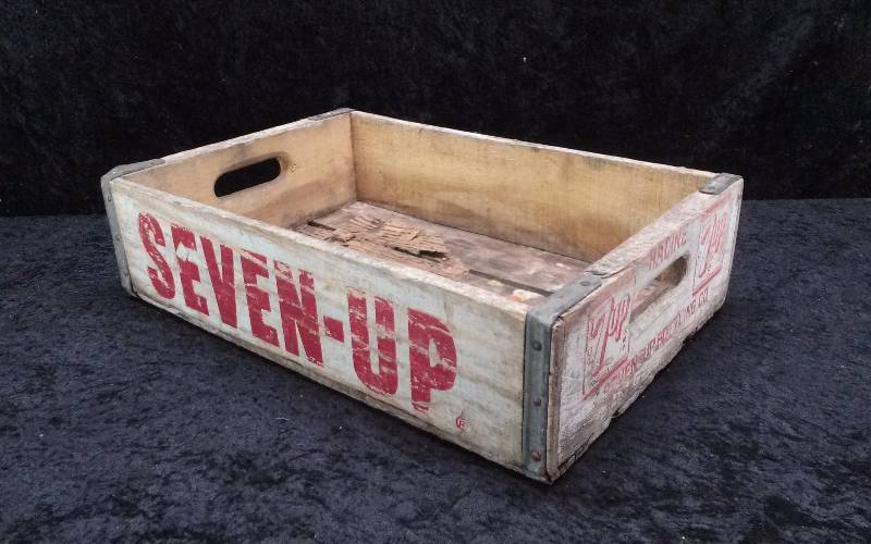 lot 33 image: Vintage SEVEN UP Wood Crate, Great color