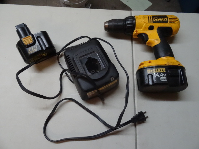 Dewalt 14.4 volt drill with battery...