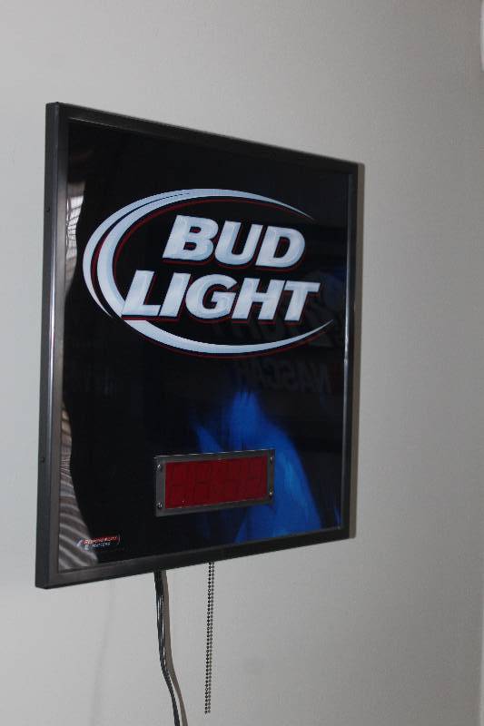 lot 13 image: Bud Light Beer Wall Mirror Digital Clock