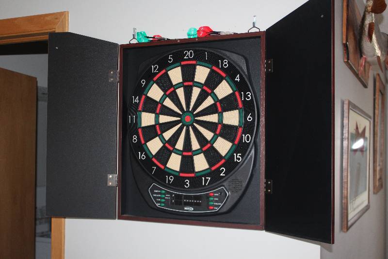 lot 16 image: Electronic Dart Board w Darts, Cabinet