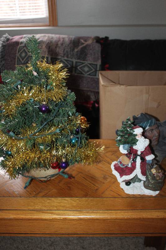 lot 42 image: Lot of (3) Christmas Decorations