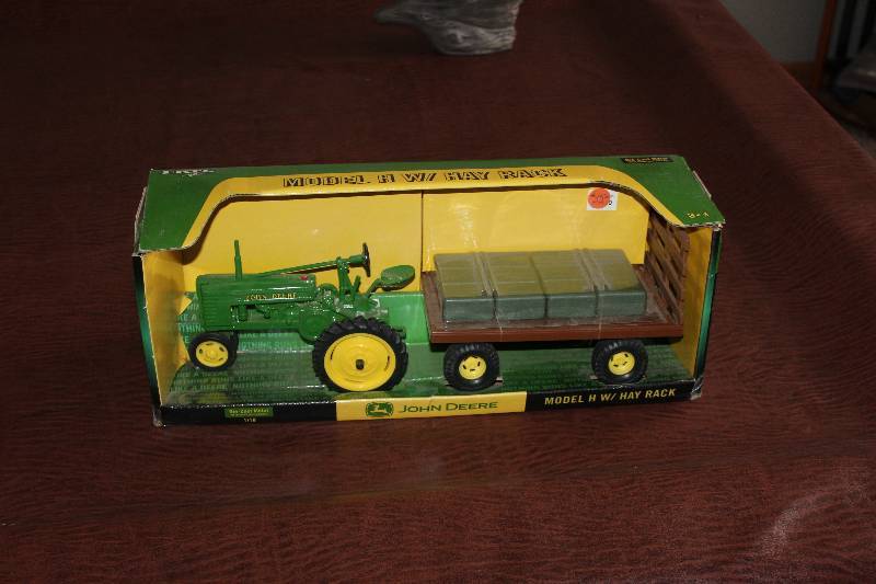 lot 37 image: John Deere Model-H Scale Model Tractor w Hay Rack
