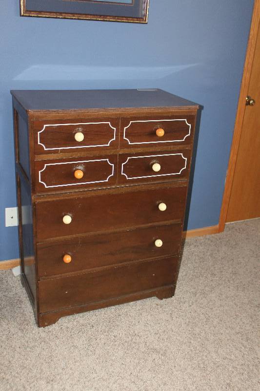 lot 57 image: 7-Drawer Wood Dresser