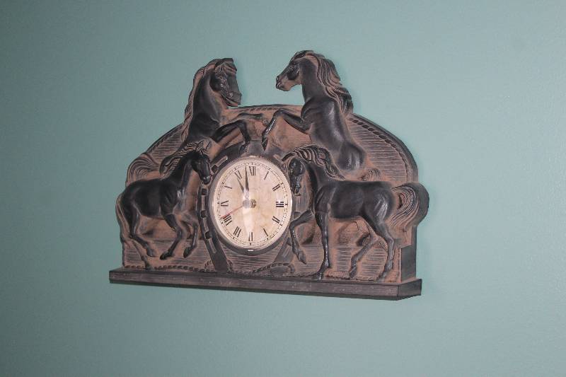 lot 63 image: Decorative Wall-mount Horse Clock