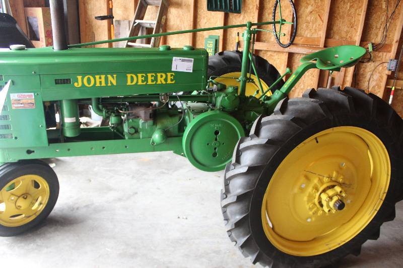 lot 1 image: 1940 John Deere Model-H 2-Cylinder Tractor w Official Documents