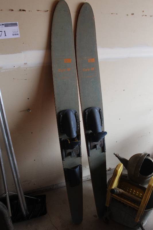 lot 72 image: Lake Region Den-M Water Skis w Bindings