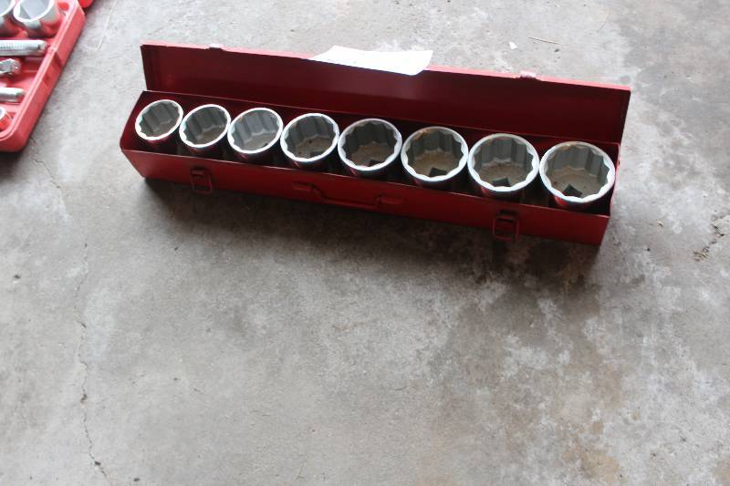lot 80 image: 8-Piece Large Socket Set w Case