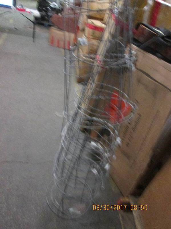 lot of tomatoe cages some are broke...