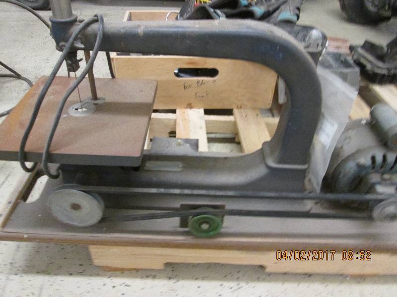 lot 5 image: electric saw untested ...