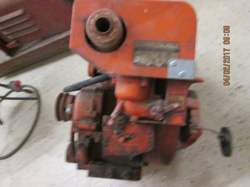 lot 10 image: orange briggs and stratton motor un...