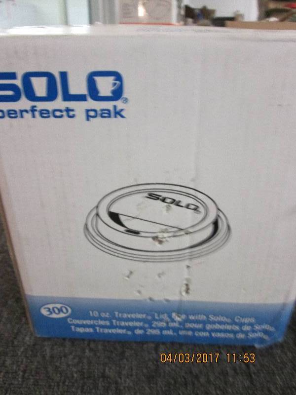 lot 73 image: 1 pack of solo 10 oz traveler lids,...