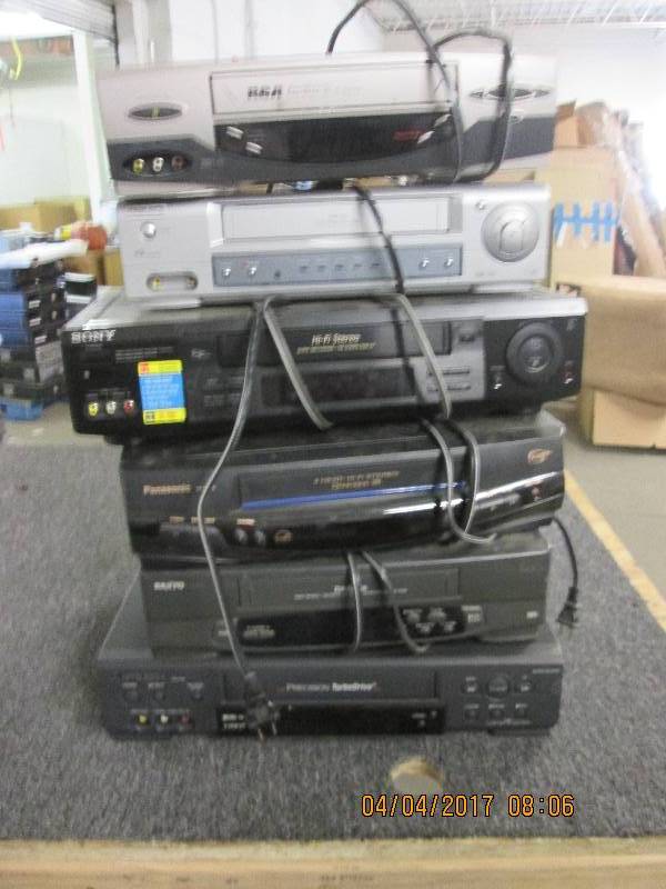 lot 88 image: 6 vhs players untested but power on...