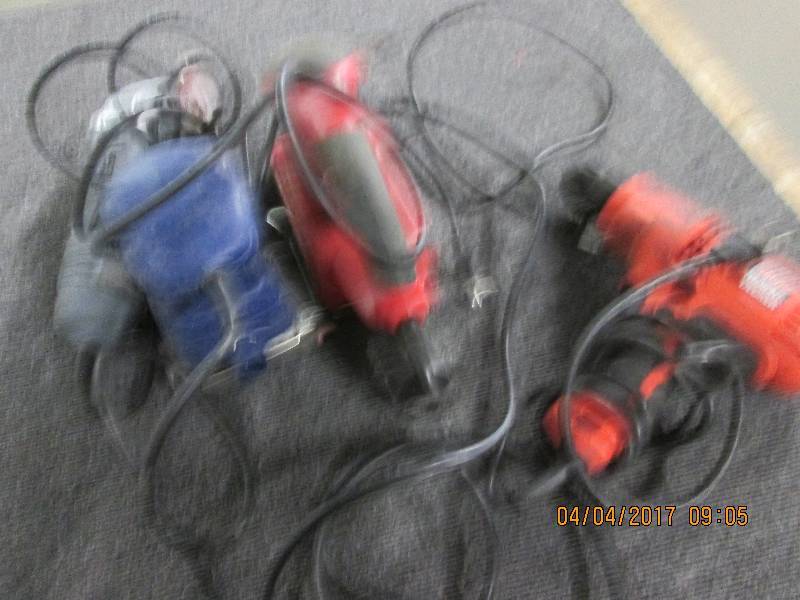 lot 90 image: 3 electric sanders and a drill all ...