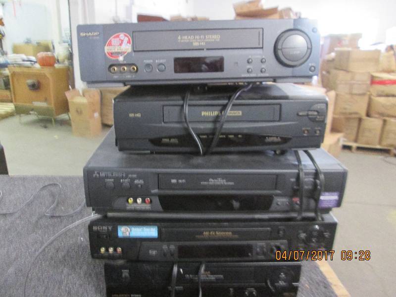 lot 157 image: 5 vhs players untested ...