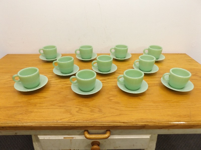 lot 18 image: 22 Piece11 Serving Vintage Jadeite Tea Set