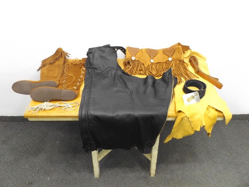 lot 26 image: Lot of NEW Leather Items