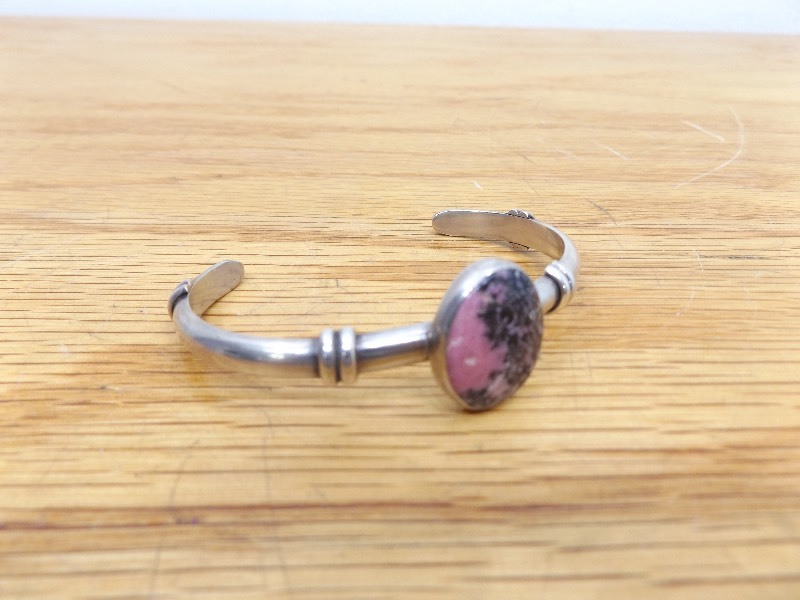 lot 32 image: Sterling Silver Bangle Bracelet with PinkBlack Stone (1.28 oz Total Weight)