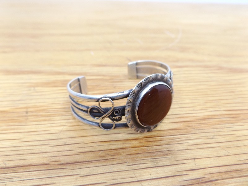 lot 33 image: Sterling Silver Bangle Bracelet with Maroon Stone (1.041 oz Total Weight)