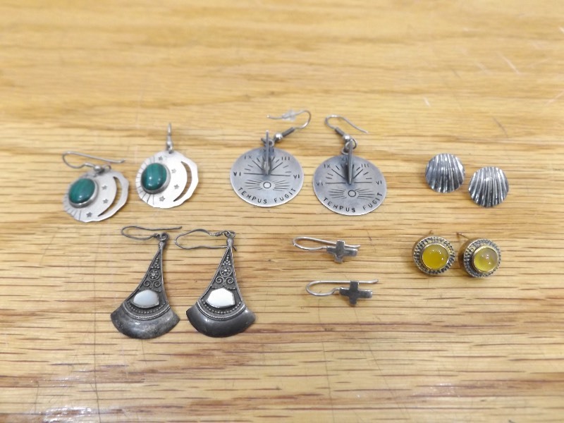 lot 37 image: 6 Pair Vintage Sterling Silver Earrings (1.298 oz Total Weight)