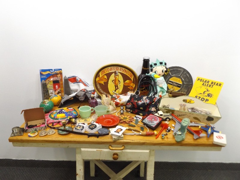 lot 49 image: Large Lot of Miscellaneous Collectibles