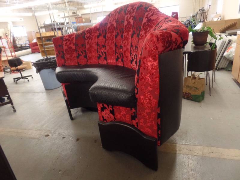 FANCY CURVED BOOTH