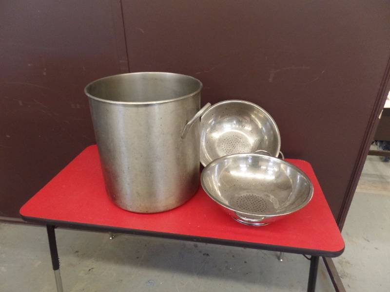 STAINLESS STEEL STOCK POT AND COLLANDERS