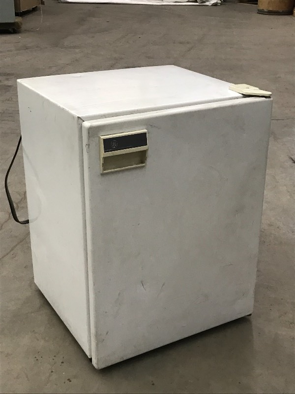lot 36 image: GE Mini-Fridge With Interior Freeze...