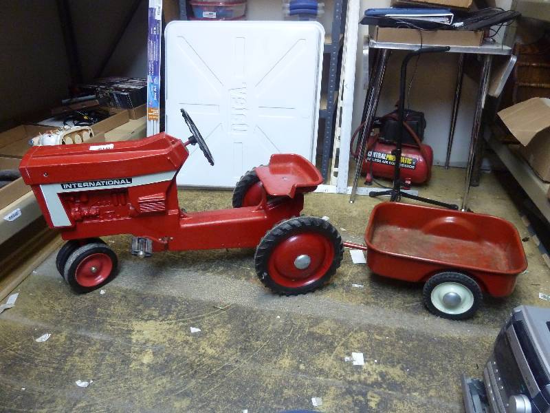 Antique international best sale pedal tractor