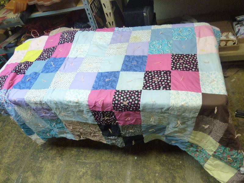 lot 4 image: Handmade Quilt