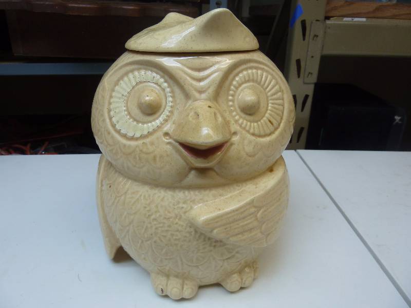 lot 5 image: Vintage McCoy Owl Cookie Jar
