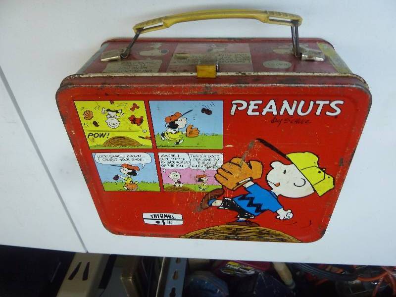 lot 8 image: Vintage Charlie Brown Lunch Box