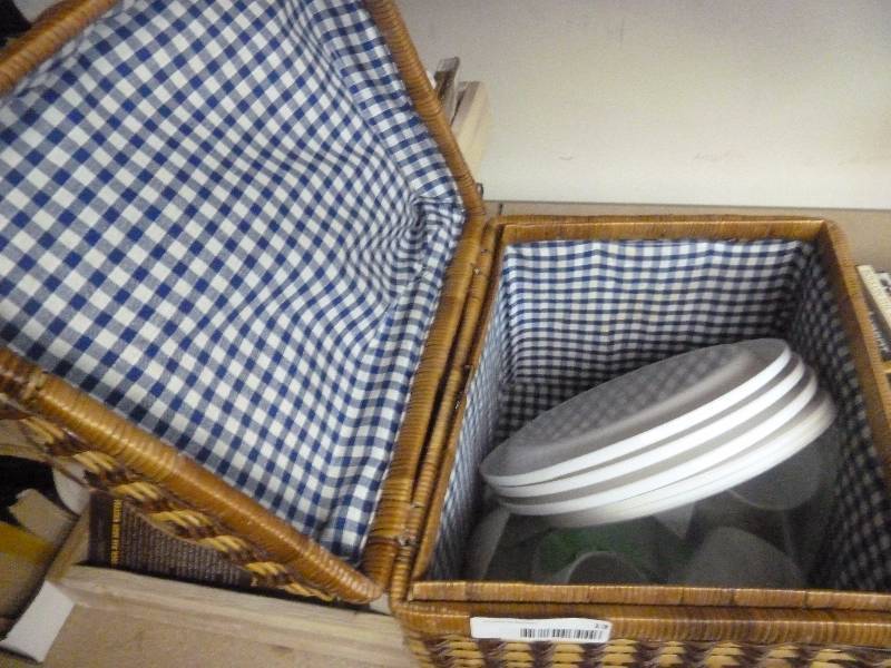 lot 13 image: Wicker Picnic Basket