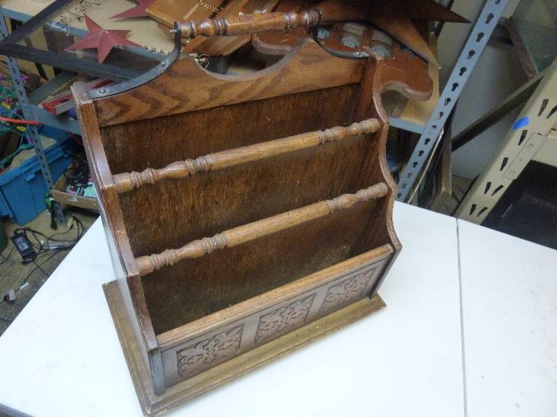 lot 18 image: Vintage Magazine Rack