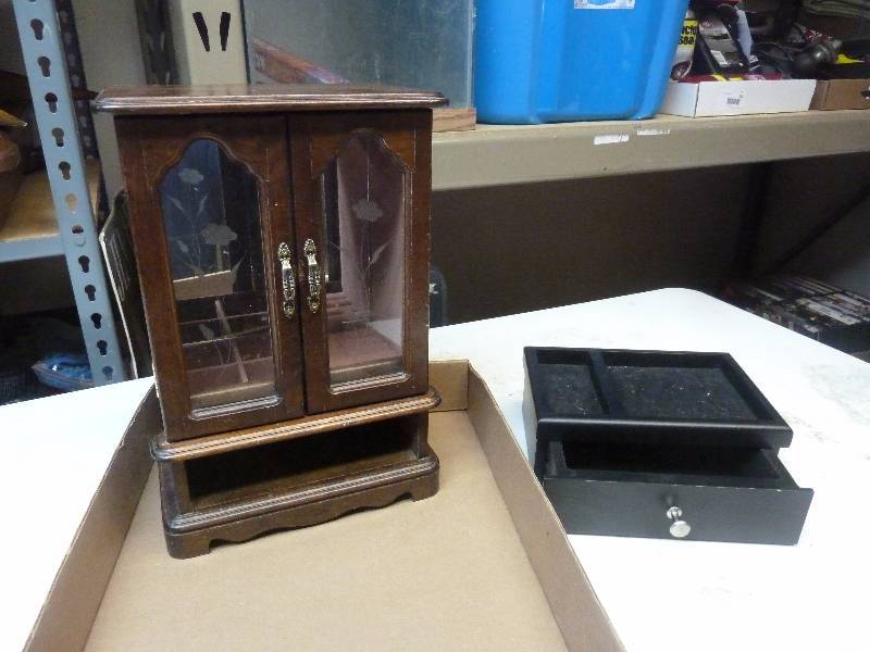 lot 21 image: Jewelry Boxes