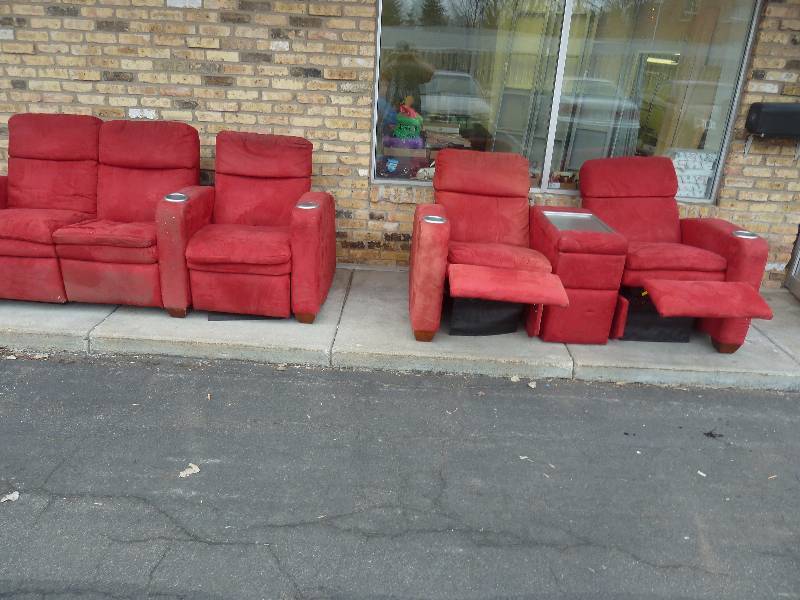 lot 23 image: Sectional Sofa