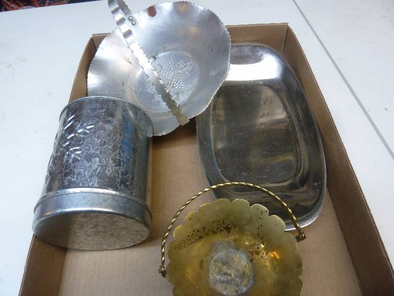 lot 27 image: Brass and Silvertone Decor