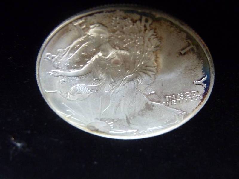 lot 32 image: 2000 Liberty 1oz. Fine Silver Dollar Coin