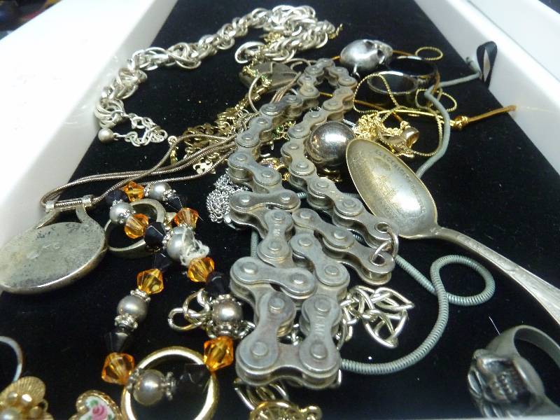 lot 35 image: Jewelry Lot