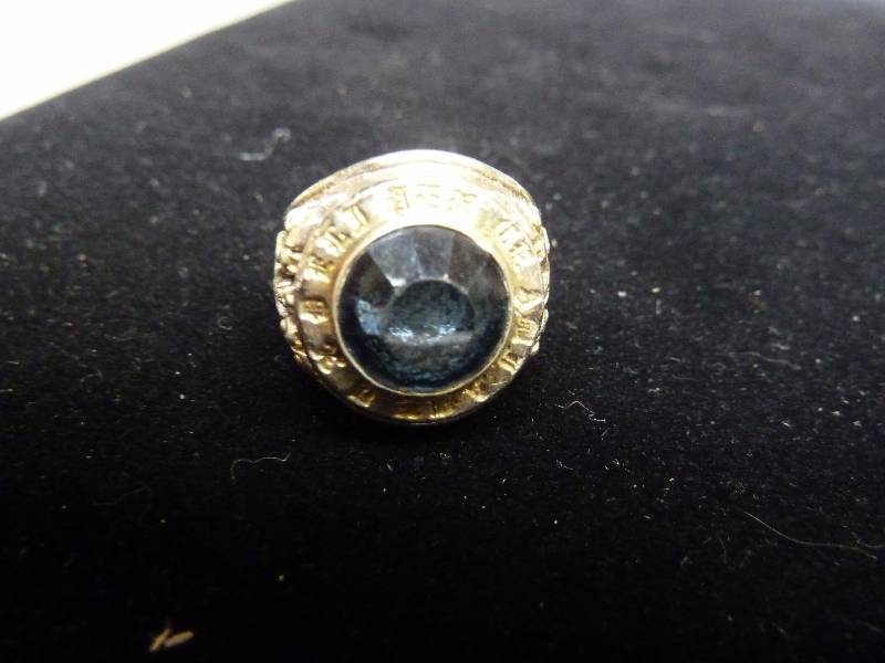 lot 95 image: Mens Ring