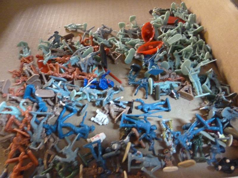 lot 99 image: Mini Army Men and Star Wars Figures