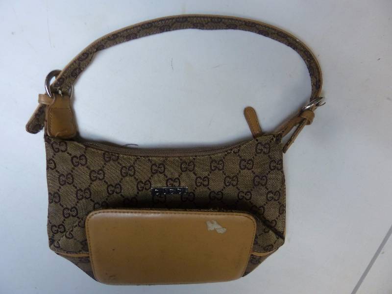 lot 100 image: Gucci Purse