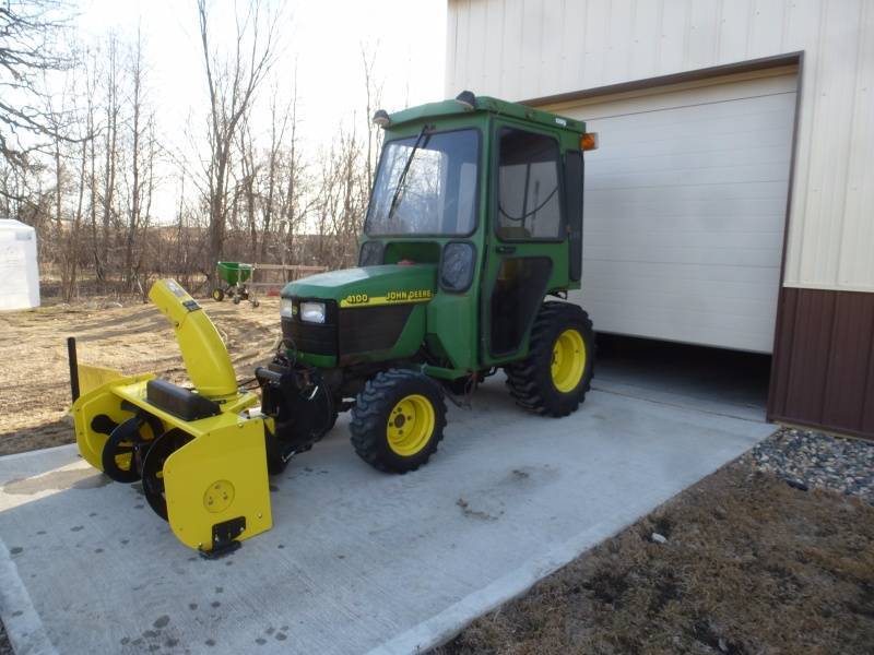 lot 4 image: John Deere 4100 Diesel Compact Tractor