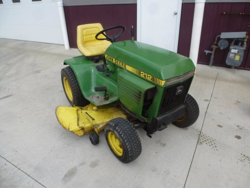 lot 11 image: John Deere 212 Lawn Tractor