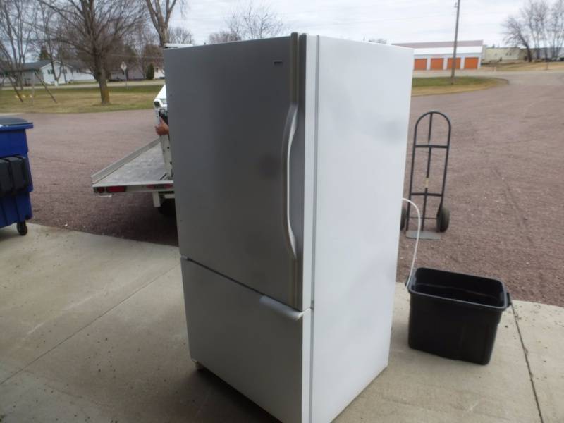 lot 16 image: Kenmore Refrigerator