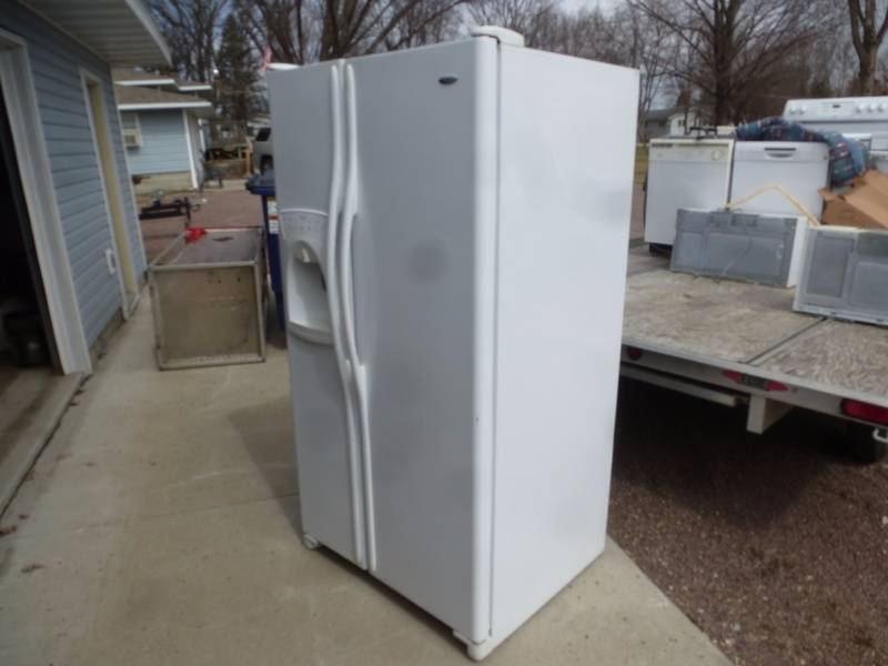 lot 17 image: Amana Refrigerator