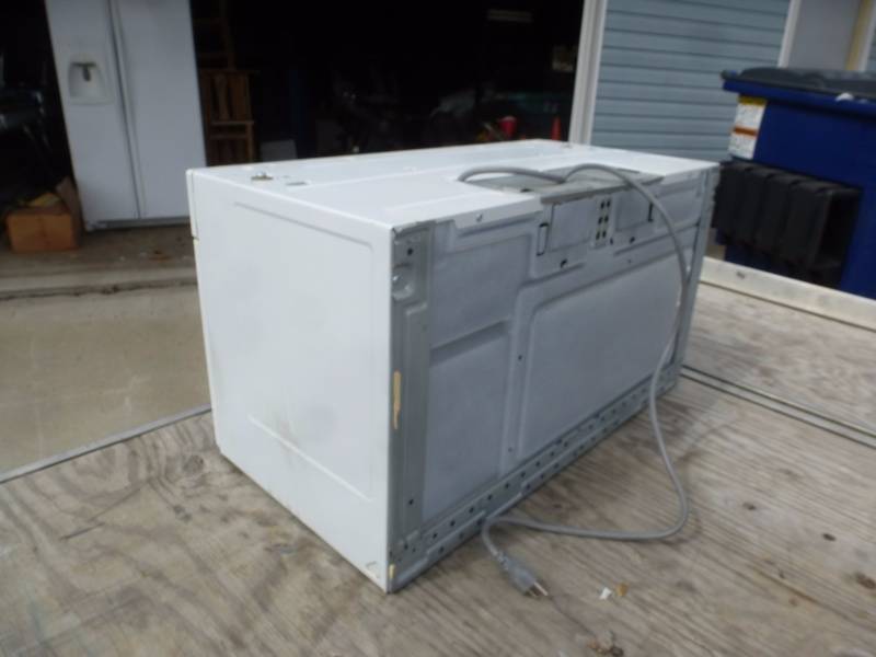 lot 19 image: Kenmore Microwave