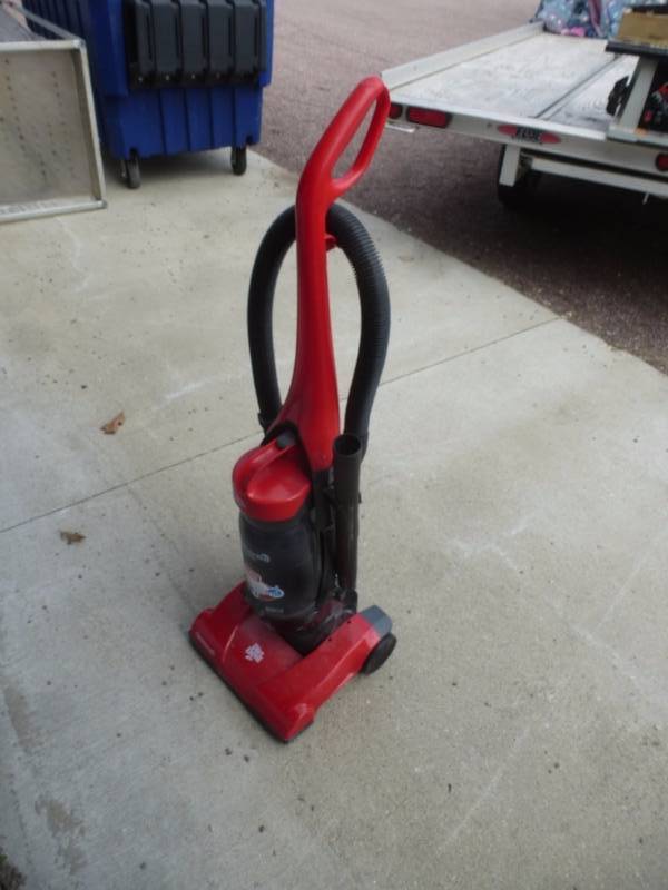 lot 29 image: Dirt Devil Vacuum